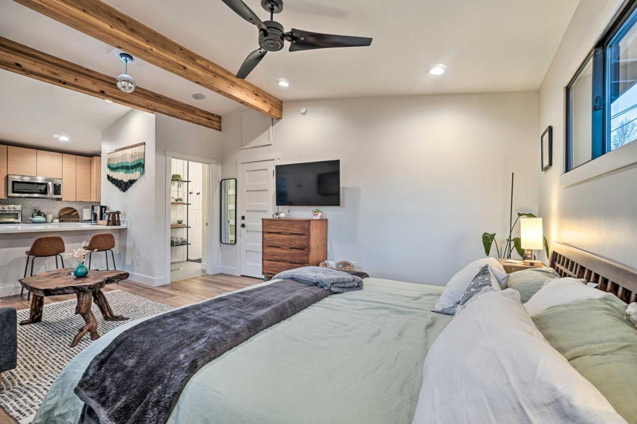 Cozy Flagstaff Studio With Patio - Near Dtwn! ภายนอก รูปภาพ